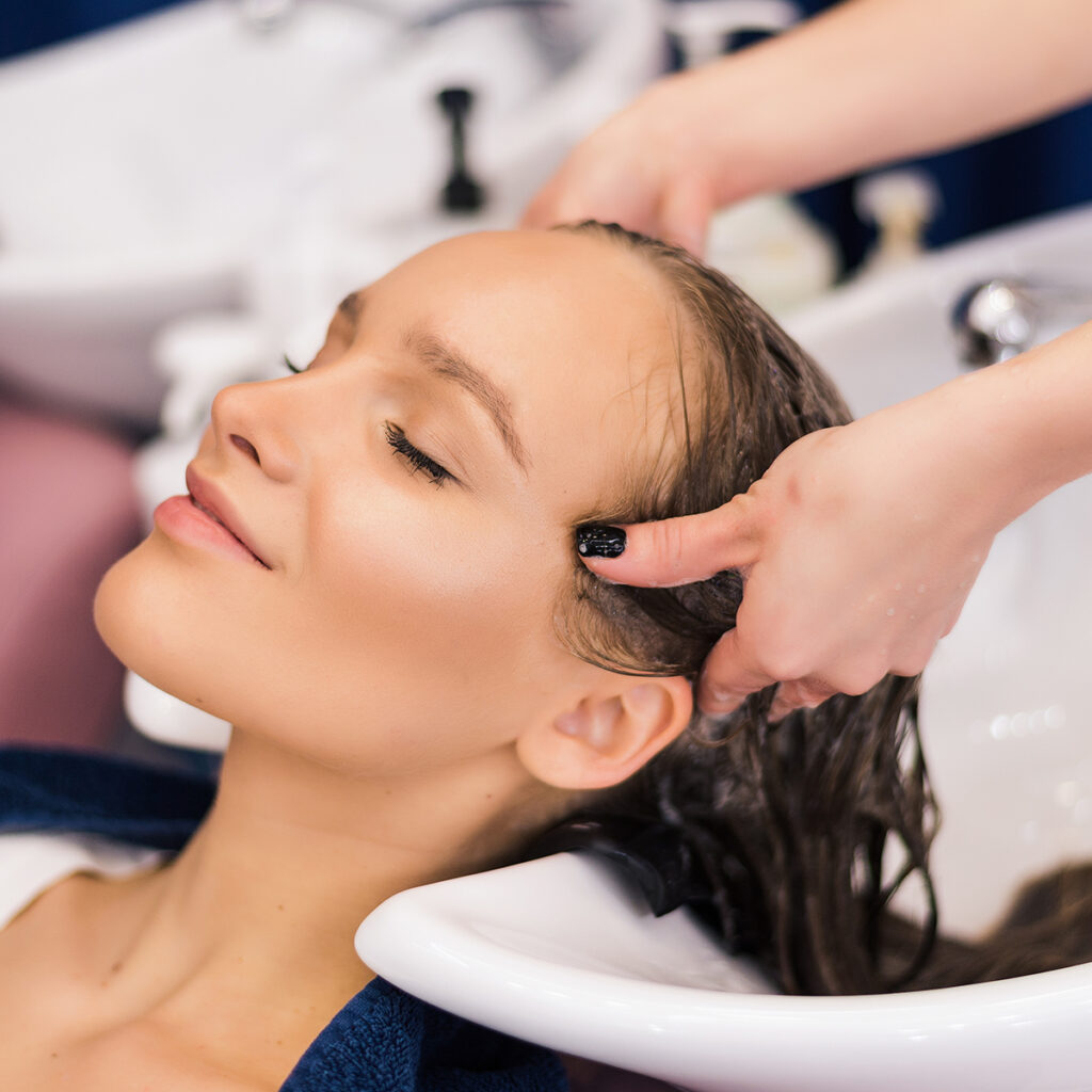 Coiffure shampooing et soin femme réalisés par les coiffeuses du salon Création Coiffure