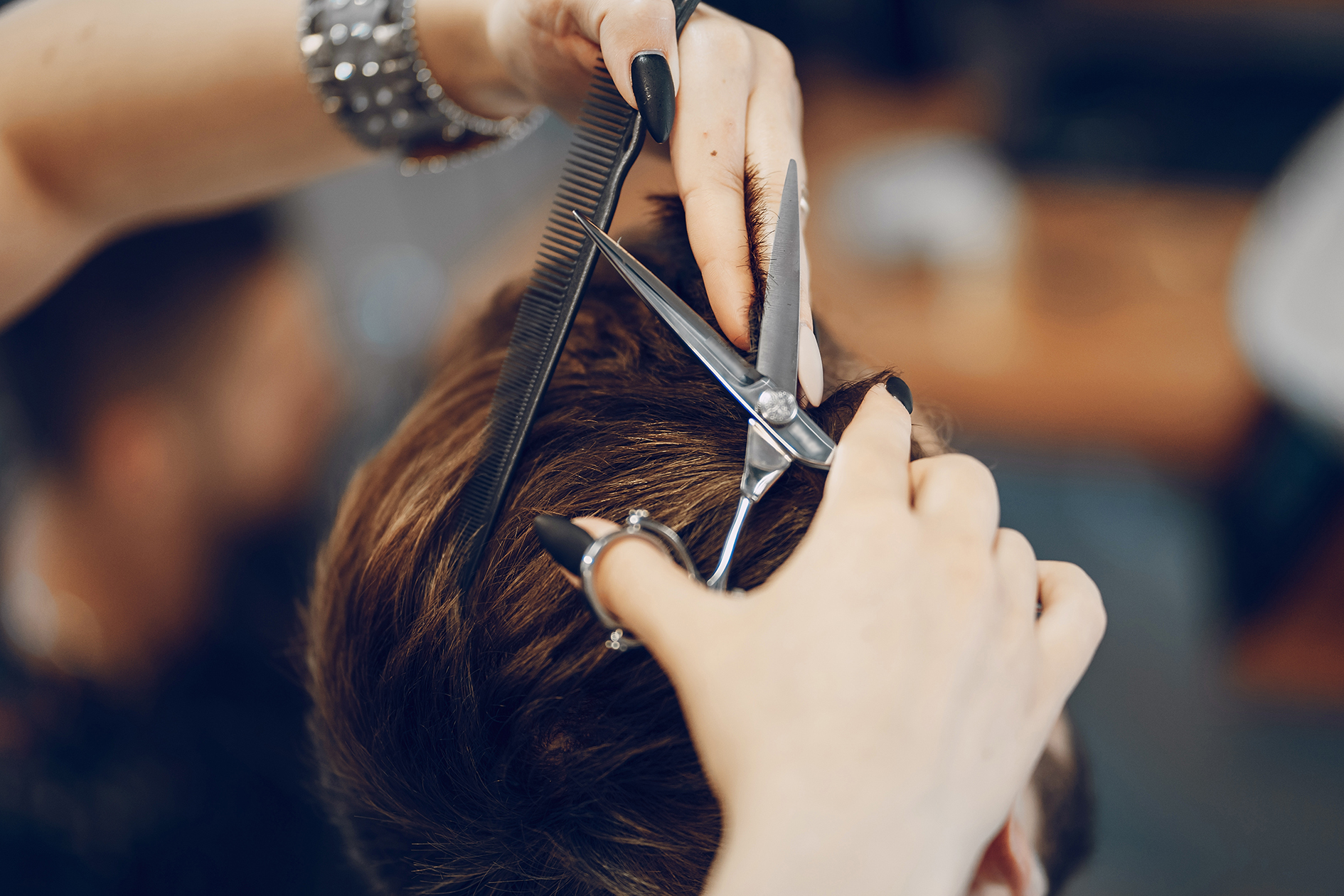 Coiffure coupe de cheveux homme réalisée par une coiffeuse professionnelle du salon Création Coiffure