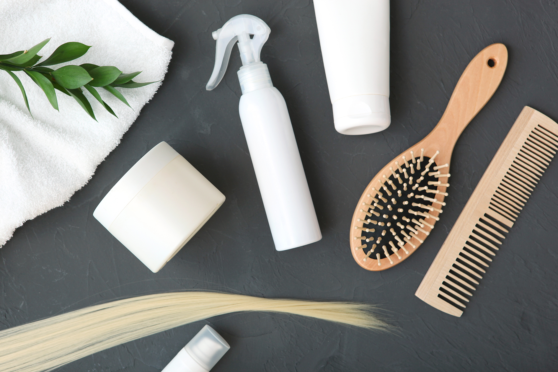 Peigne brosse et produits professionnels pour votre routine beauté coiffure au salon Création Coiffure