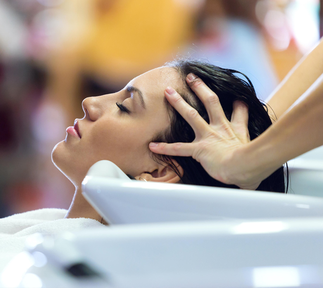 Massage shirotchampi réalisé par les coiffeuses du salon Création Coiffure