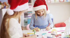 Concours de dessins pour enfants sur la magie de Noël au salon mixte Création Coiffure