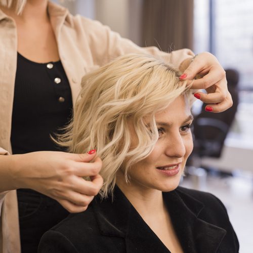 Coiffure coupe au carré wavy cheveux blonds femme réalisée par une coiffeuse professionnelle du salon Création Coiffure