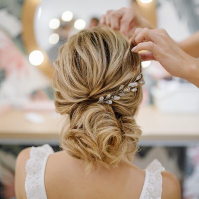 Prestation coiffure mariée chignon et mise en beauté des cheveux