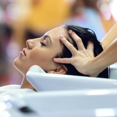 Massage shirotchampi réalisé par les coiffeuses du salon Création Coiffure