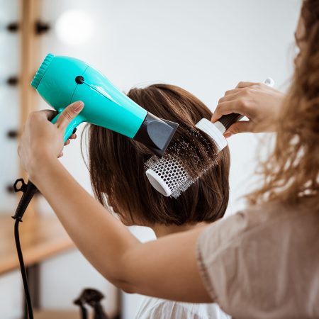 Coiffure brushing cheveux femme réalisé par une coiffeuse professionnelle du salon Création Coiffure