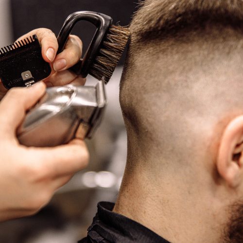 Coiffure coupe rasage à blanc cheveux homme réalisée par une coiffeuse professionnelle du salon mixte Création Coiffure