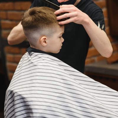 Coiffure coupe de cheveux dégradée garçon réalisée par une coiffeuse du salon Création Coiffure