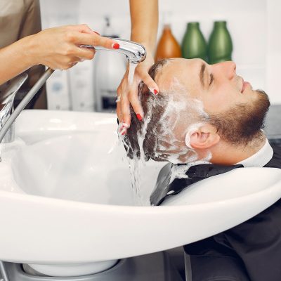 Coiffure shampooing homme réalisé par l'équipe de coiffeuses du salon mixte Création Coiffure